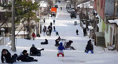 Muhtarın Yokuşu'nda çocukların kar eğlencesi