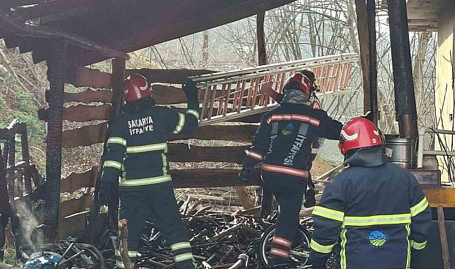 Muhtemel faciayı itfaiye önledi: Odunluktaki yangın eve sıçramadan söndürüldü