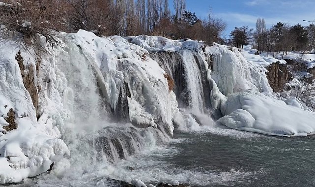 Muradiye Şelalesi beyaz gelinliğini giydi