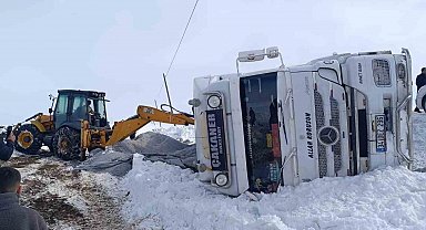 Muradiye'de gizli buzlanmadan dolayı tır devrildi