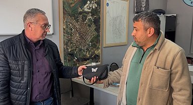 Muratlı'da örnek davranış: Parkta bulduğu çantayı zabıtaya teslim etti