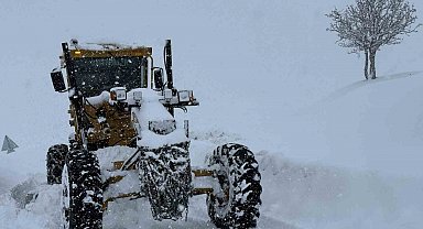 Muş'ta 176 köy yolu ulaşıma kapandı, ekipler hastalar için seferber oldu