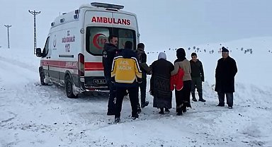 Muş'ta hasta, ambulansa iş makinesiyle ulaştırıldı