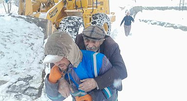 Muş'ta kapalı köy yollarında mahsur kalan hastalar ekiplerce kurtarıldı