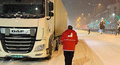 Muş'ta kar ve tipi: Yolda mahsur kalan vatandaşların imdadına Kızılay yetişti