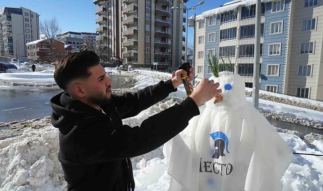 Muş'ta karı eğlenceye dönüştüren berberler, kardan adamı tıraş etti
