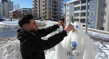 Muş'ta karı eğlenceye dönüştüren berberler, kardan adamı tıraş etti