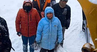 Muş'ta kepçe operatörü çocuklar arasında yürekleri ısıtan diyalog