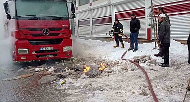 Muş'ta park halindeki tırda yangın