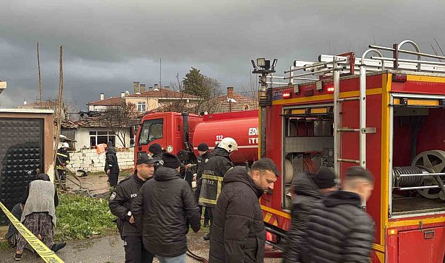 Müstakil ev alevlere teslim oldu: Yanan evini gözyaşları içinde izledi