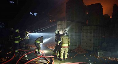 Narenciye paketleme fabrikası alevlere teslim oldu: 60 işçi tahliye edildi, 1 işçi öldü
