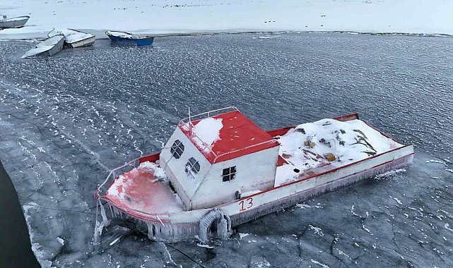 Nazik Gölü kısmen dondu, balıkçı tekneleri buzlar arasında kaldı