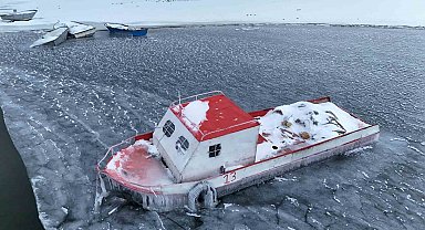 Nazik Gölü kısmen dondu, balıkçı tekneleri buzlar arasında kaldı