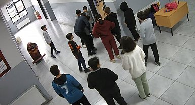 Nefes borusuna ekmek kaçan öğrencisini heimlich manevrasıyla kurtardı