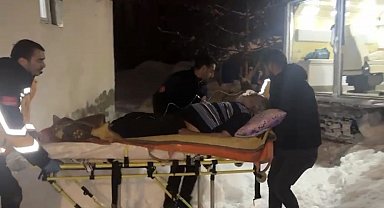 Nefes darlığı yaşayan hasta karla kaplı köyden paletli ambulansla kurtarıldı