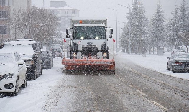 Niğde'de karla mücadele ekiplerinden 24 saat mesai