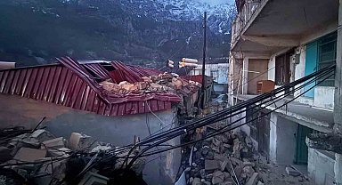 Niğde'de şiddetli rüzgar nedeniyle minare yıkıldı, çatılar uçtu