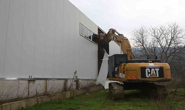 Nilüfer'de iki kaçak iş yeri yıkıldı