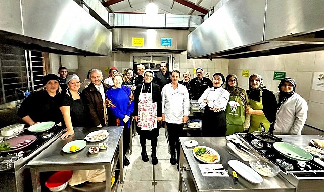 Ödüllü şef, Çeşme'de yeni aşçılar yetiştiriyor