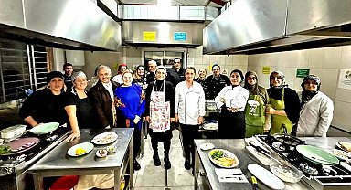 Ödüllü şef, Çeşme'de yeni aşçılar yetiştiriyor