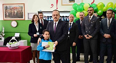 Öğrencilerin karnelerini Vali Canbolat verdi