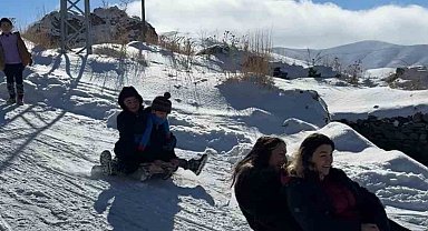 Öğretmen ve öğrencilerden kızak keyfi