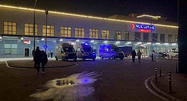 Okul bahçesinde babası darbedilen, kendisi de bıçaklanan çocuk hastaneye kaldırıldı