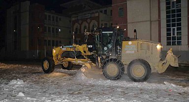 Okullarda kar temizliği yapılıyor