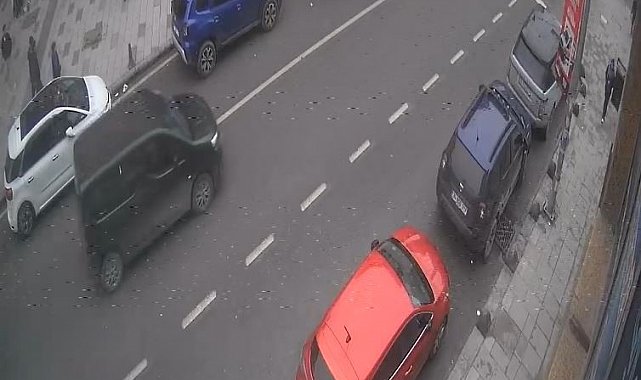 Ön kaldıran motosikletli park halindeki araca çarptı