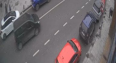 Ön kaldıran motosikletli park halindeki araca çarptı