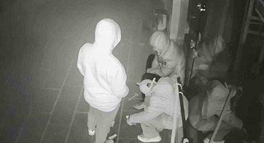 Önce sigara içtiler, sonra sakin sakin dükkanı soydular