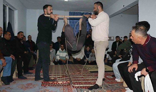 Onlarca köylü bir araya geldi, geleneksel orta oyunları kahkahaya boğdu