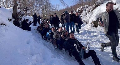 Ordu'da kar yağışı eğlenceye dönüştü: 150 kişi aynı anda kaymaya çalıştı