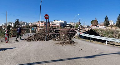 Ortasında delik oluşan köprü trafiğe kapatıldı