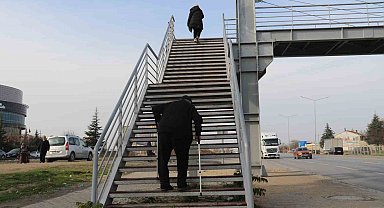 Ortasından çevre yolu geçen mahallede yaşlılar ve engelliler yolun karşı tarafına geçemiyor