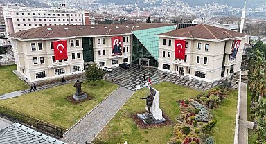 Osmangazi Belediyesi binalarını Türk Bayraklarıyla donattı