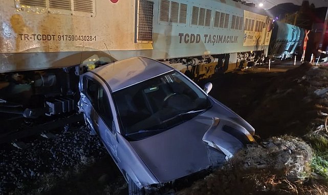 Osmaniye'de hemzemin geçitte tren ile otomobil çarpıştı