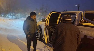 Osmaniye'de karda mahsur kalan iki kadını ekipler kurtardı