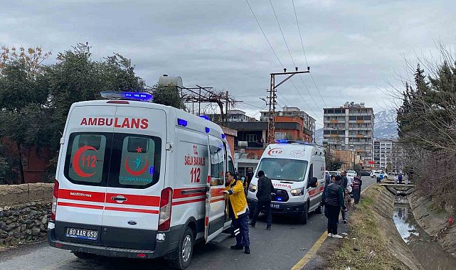 Osmaniye'de otomobille çarpışan motosiklet kanala düştü: 2 yaralı
