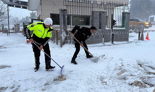 Osmaniye'de polisler kürek aldı, vatandaşın yolunu açtı