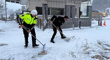 Osmaniye'de polisler kürek aldı, vatandaşın yolunu açtı