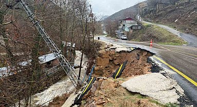 Osmaniye'de şiddetli yağışla birlikte yolda göçük yaşandı