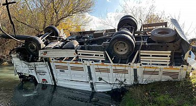 Osmaniye'de turp yüklü kamyon dereye devrildi