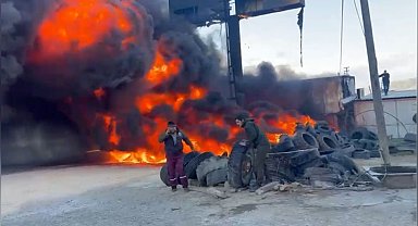 Oto lastikçide yangın: D-400'ü kara dumanlar kapladı