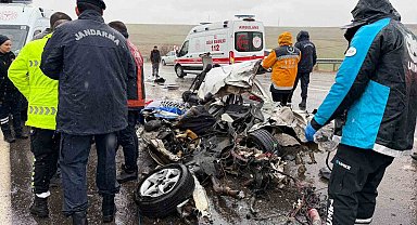 Otobüs otomobili kağıt gibi ezdi: 3 ölü, 1 yaralı