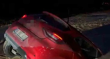 Otomobil bataklığa saplandı, sürücü son anda kurtuldu