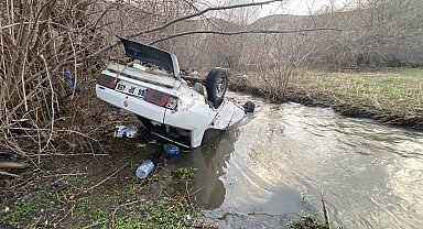 Otomobil dere yatağına uçtu, sürücü yaralandı