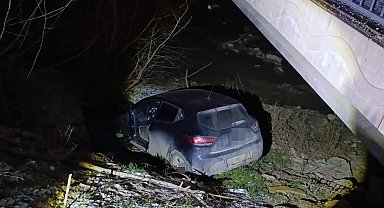 Otomobil dereye uçtu, sürücü yaralandı