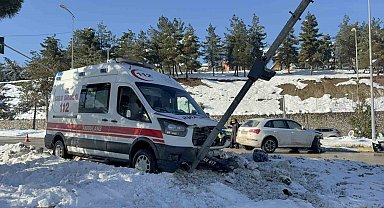 Otomobil ile ambulans çarpıştı: 2 yaralı