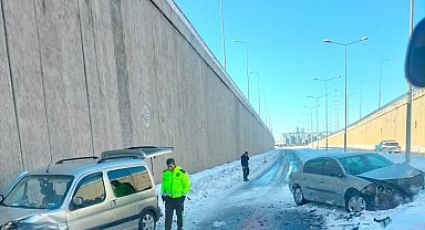 Otomobil ile hafif ticari araç çarpıştı: 3 yaralı